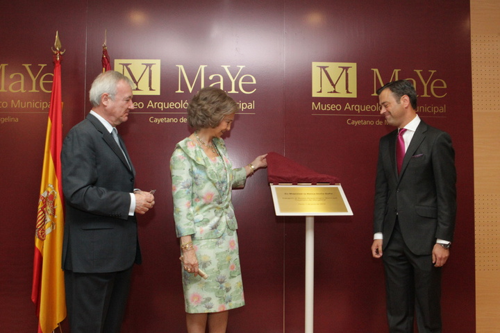 SM la Reina Dña. Sofía inaugura el MAYE junto a al preside de la CARM Ramón Luis Valcarcel y el Alcalde de Yecla Marcos Ortuño Soto. Foto CARM
